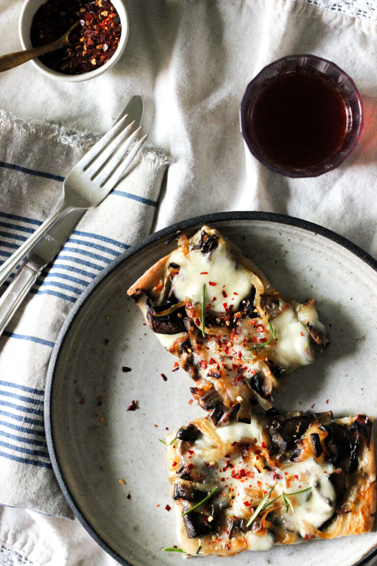 Garlic cream sauce pizza