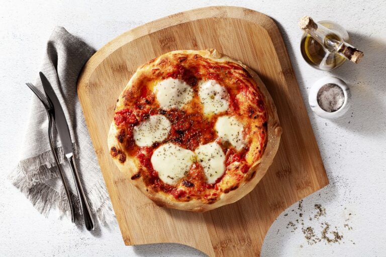 2 Types of Pizza Peels