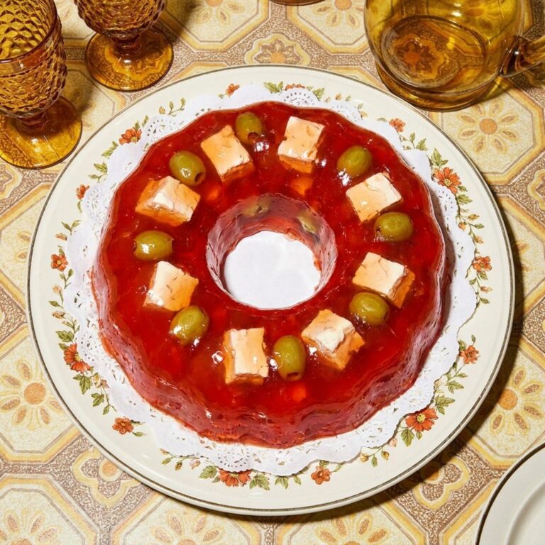 26 Jell-O Mold Creations From the 1960s That Every Potluck Table Proudly Displayed
